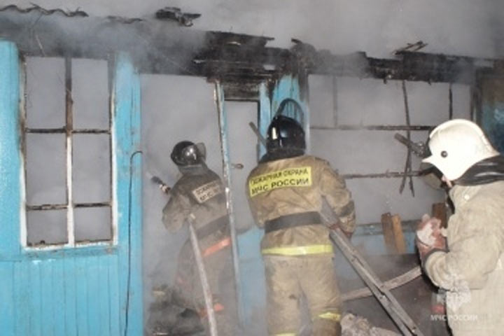 В Ширинском районе 13 человек тушили надворные постройки и времянку 