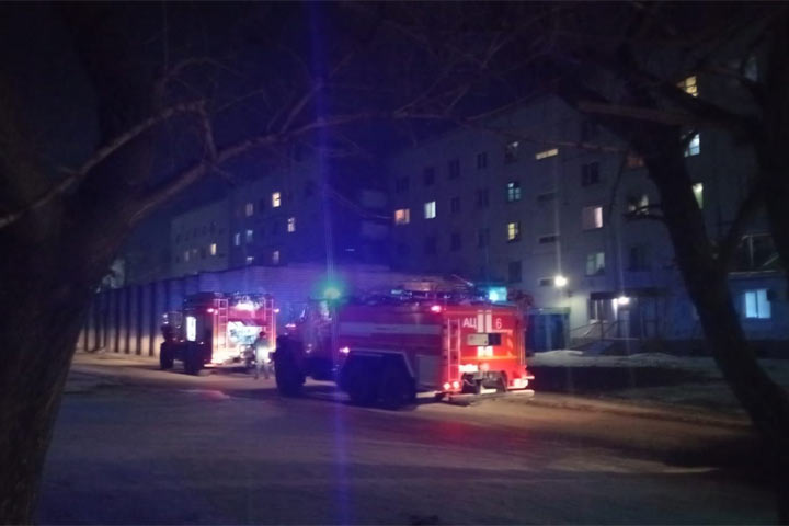В Саяногорске пожар в бывшем общежитии успели потушить