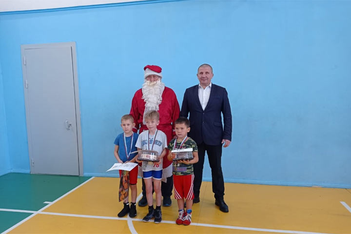 Дед Мороз пришел к юным борцам Усть-Абаканского района