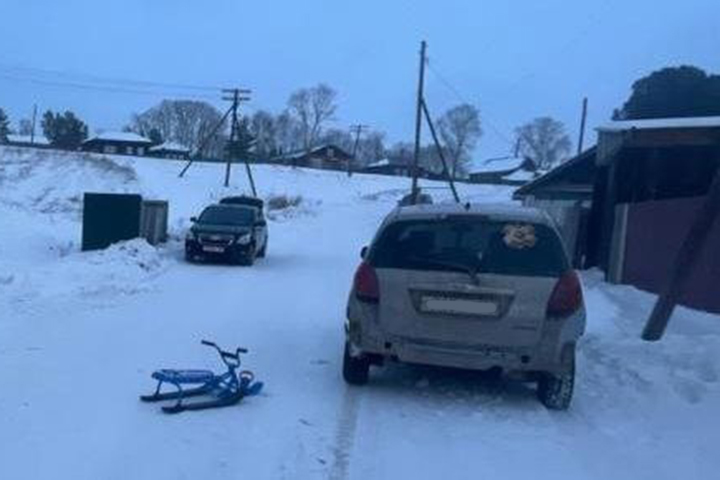 Ребенок на снегокате съехал с горы под колеса авто