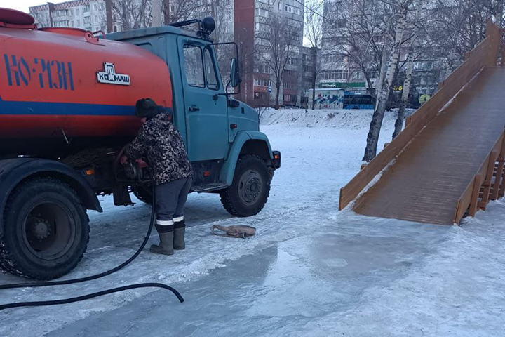 В Абакане заново залили деревянные горки