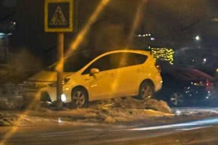 В Абакане автомобиль вылетел с дороги у пешеходного перехода