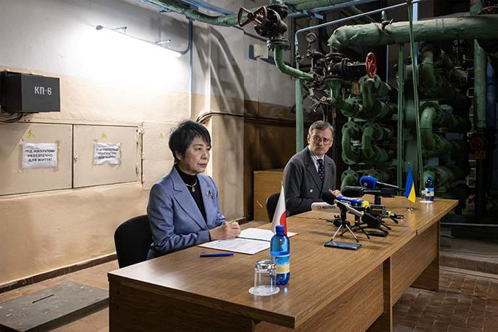 Глава МИД Японии провела брифинг в подвале Киева