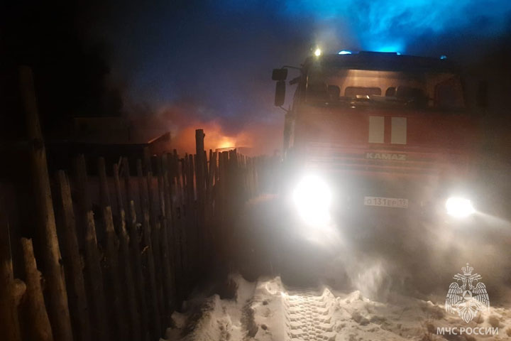 В Хакасии горел брусовой дом