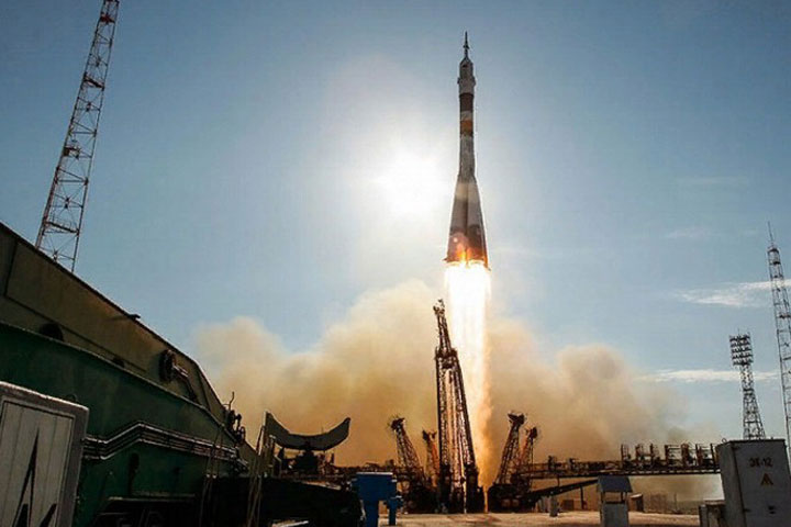 Отправившийся на МКС космонавт Олег Артемьев взял на орбиту вымпел ХГУ