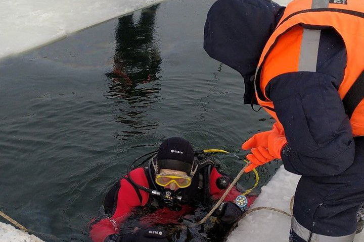 Спасатели нашли тело провалившегося под лед снегоходчика