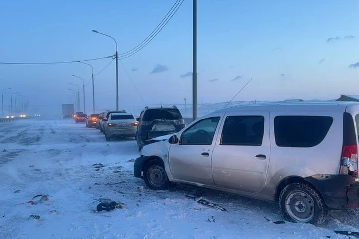 На трассе произошло ДТП с 12 автомобилями