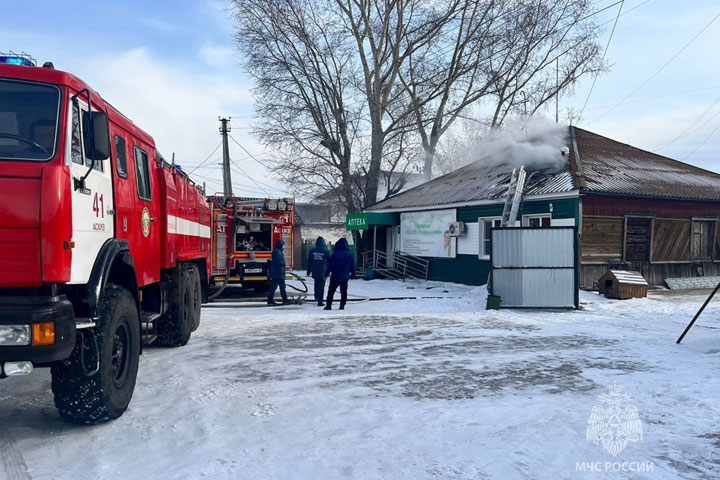 В Аскизе в сильный ветер тушили аптеку