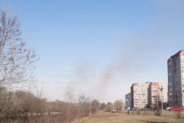 Жителей столицы Хакасии предупредили: сухая трава может стать причиной беды