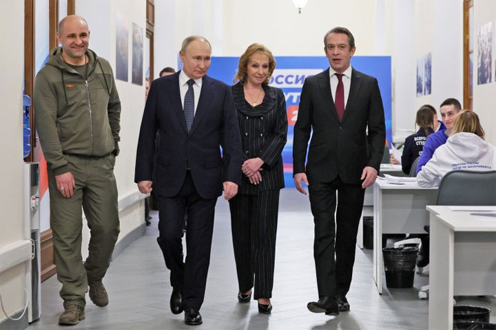Владимир Путин впервые посетил свой избирательный штаб