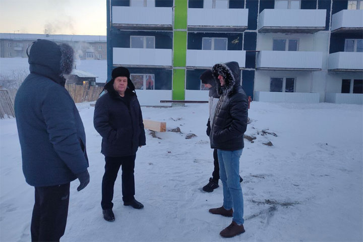 Юрий Курлаев посетил стройплощадку дома для переселенцев в Абазе