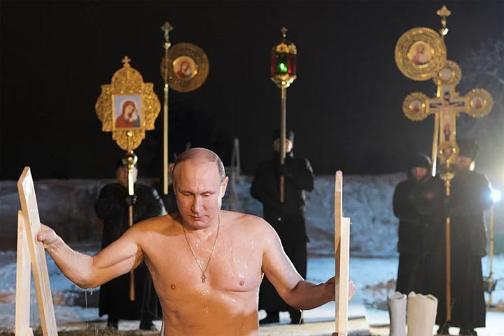 Путин совершил окунание в прорубь по случаю Крещения