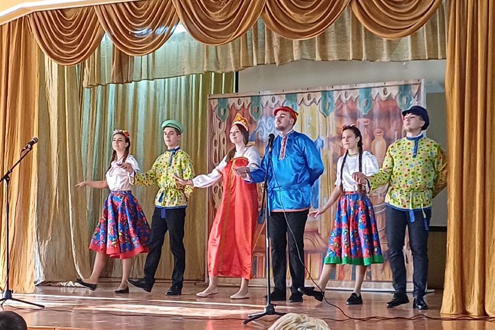 Гастроли студенческого театра ХТИ начались с Черногорского техникума