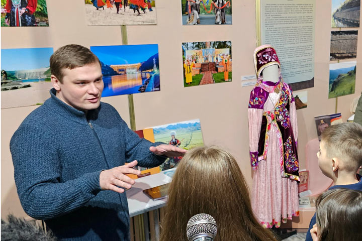 В городе Свердловске ЛНР открылась фотовыставка «От Хакасии - Донбассу»