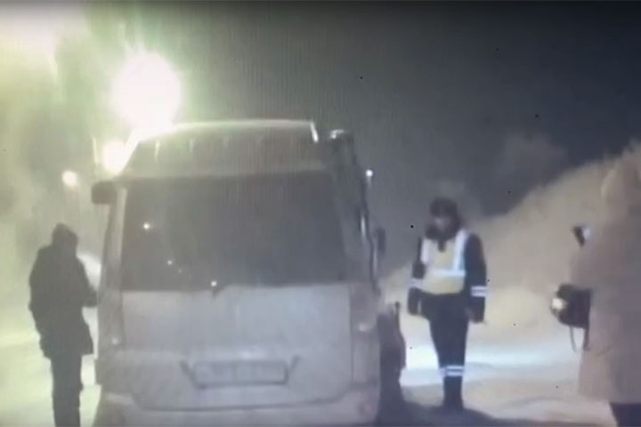 В Хакасии полицейские помогли пяти женщинам, у которых на трассе в мороз заглох автомобиль 