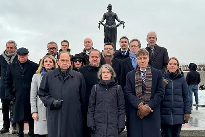 Послы США, Британии и ФРГ в Петербурге почтили память жертв блокады Ленинграда