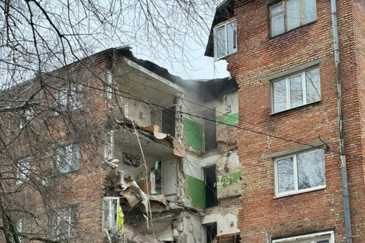  В аварийном доме вслед за стеной обрушился подъезд...