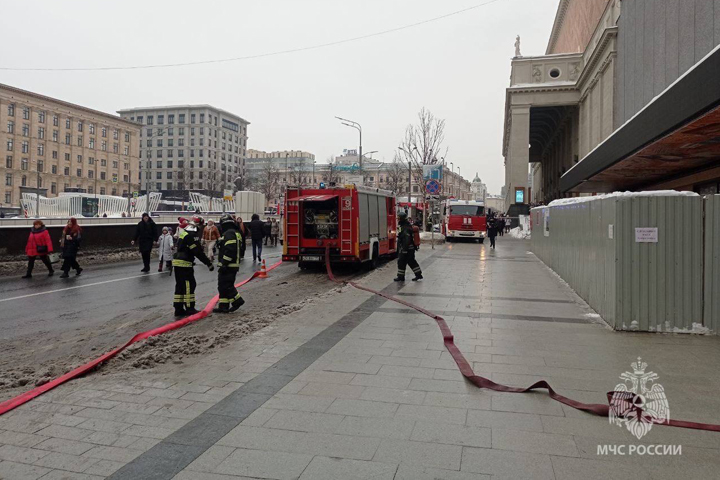  В центре Москвы загорелась крыша Театра сатиры
