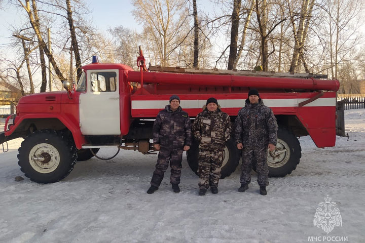 Добровольные пожарные защищают отдаленные села Хакасии от огня