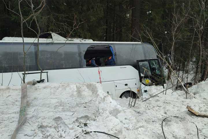 Четыре человека погибли в ДТП с автобусом детской хоккейной команды