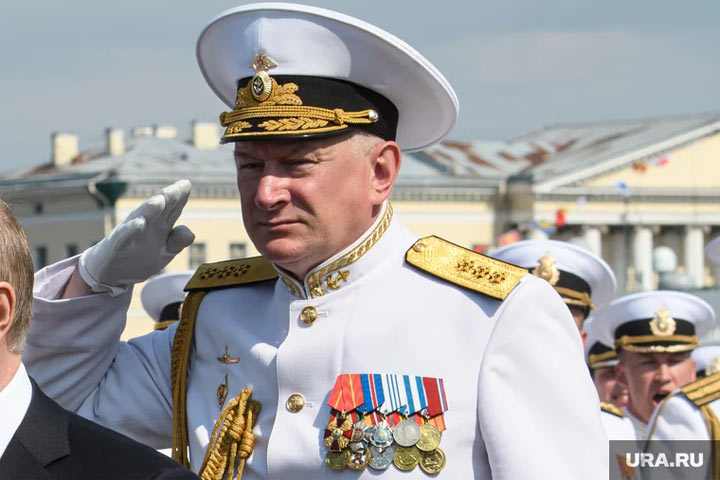 Вслед за Шойгу в Екатеринбург прилетел глава ВМФ