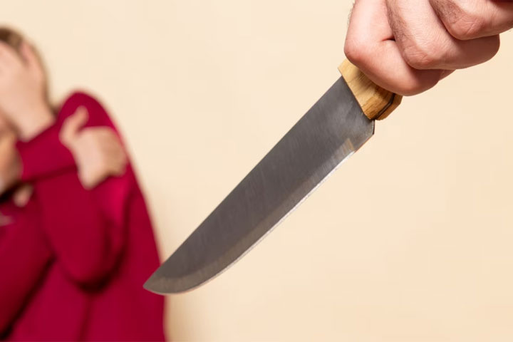 Мужчина напал с ножом на 14-летнюю девушку и молодого парня