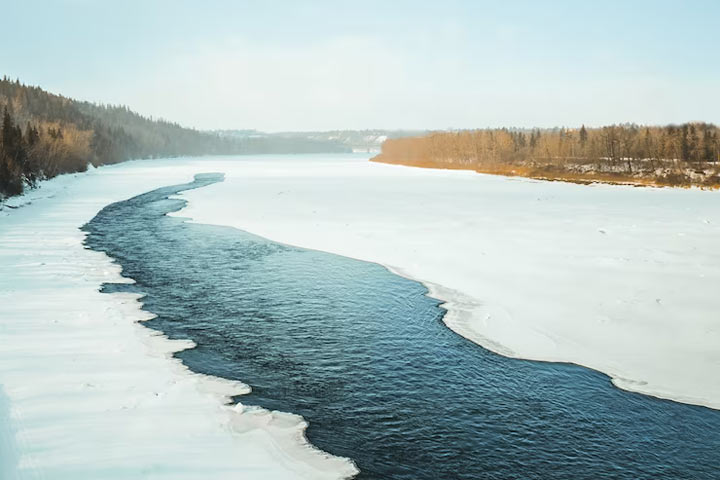 Продвижение кромки льда на реке в Хакасии заставляет всех быть наготове