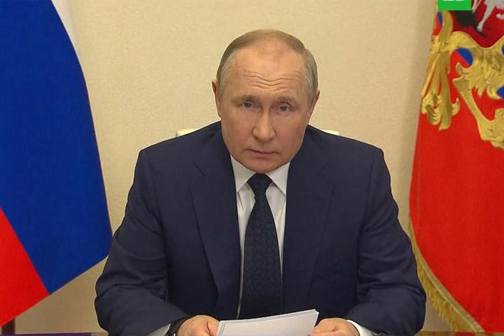 Путин поручил принимать оплату за российский природный газ только в рублях