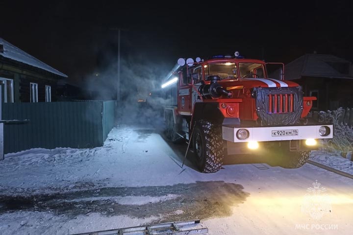 В Абакане в гараже сгорел автомобиль 