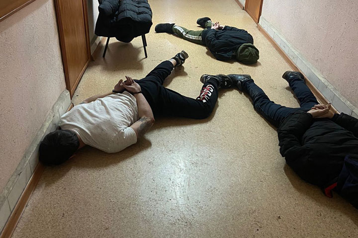 В Хакасии за вымогательство задержали трех мажоров