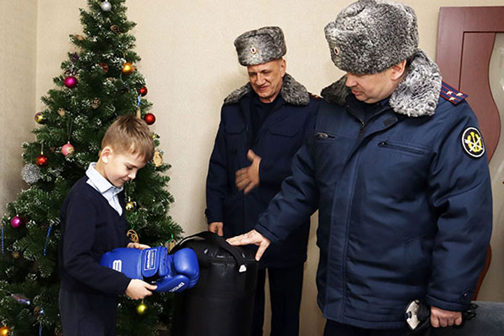 Начальник УФСИН по Хакасии подарил 9-летнему мальчику спортивное снаряжение
