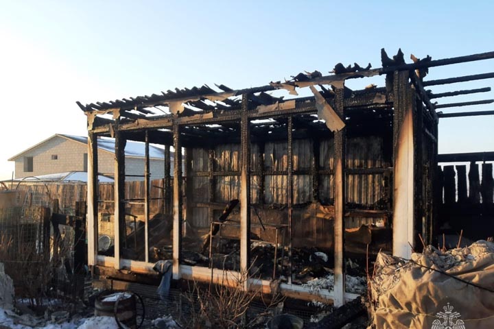 В Черногорске теплица загорелась из-за газовой горелки 