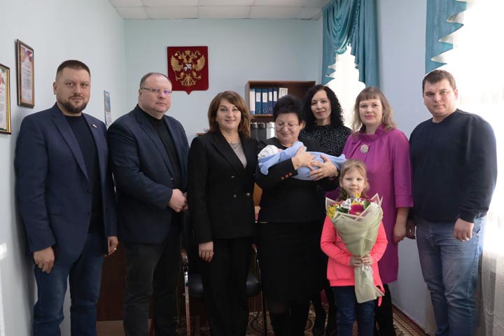 В Алтайском районе Хакасии чествовали первого новорожденного
