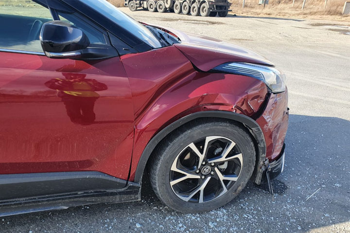 В Абакане по Аскизской столкнулись ВАЗ и Toyota C-HR, пострадала автоледи