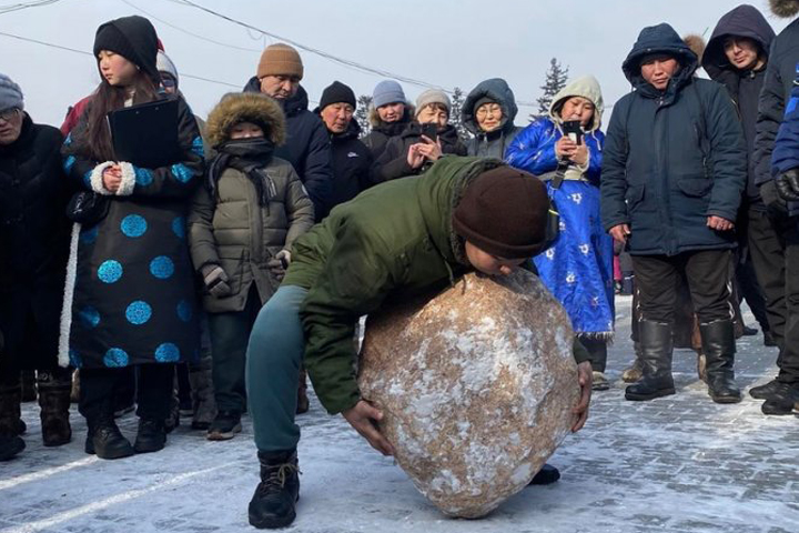 Тувинские силачи играючи тягают камень весом 120 кг  