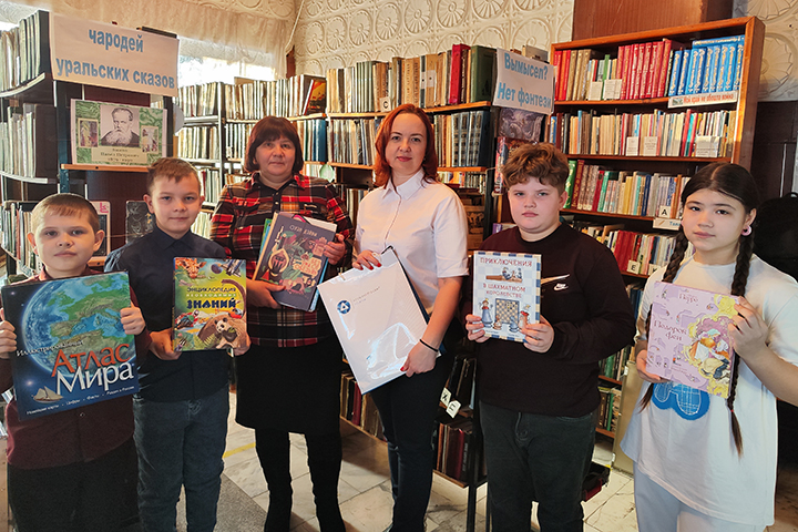 АтомЭнергоСбыт в Хакасии пополнил книжные фонды Новотроицкой сельской библиотеки