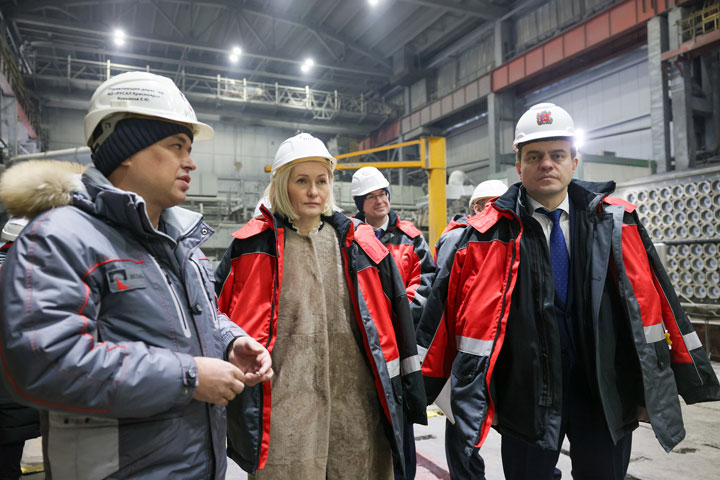 В Хакасии вице-премьера Абрамченко интересовала мусорная реформа, в Красноярском крае - новые корпуса алюминиевого завода
