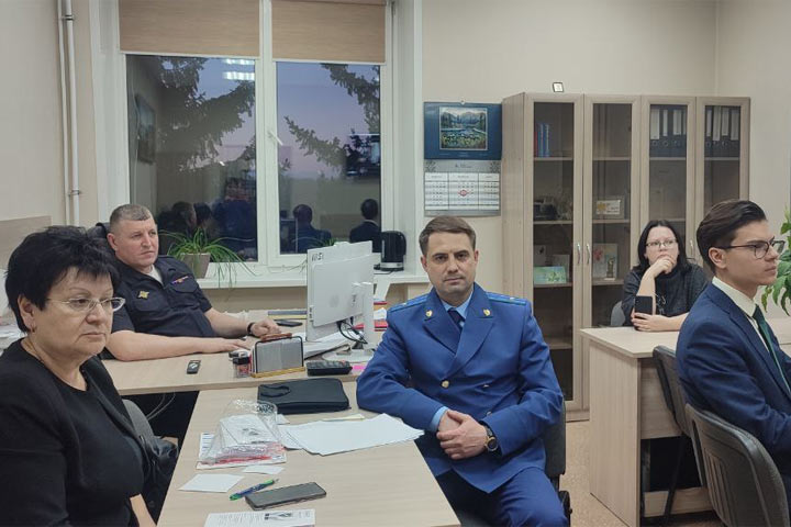 Тему мошенничества с банковскими картами обсудили с родителями в Алтайском районе. 