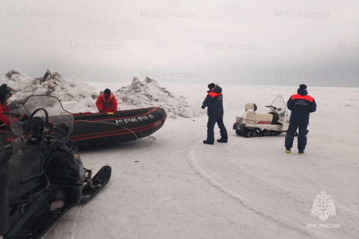 МЧС спасли 75 рыбаков, застрявших на льдине