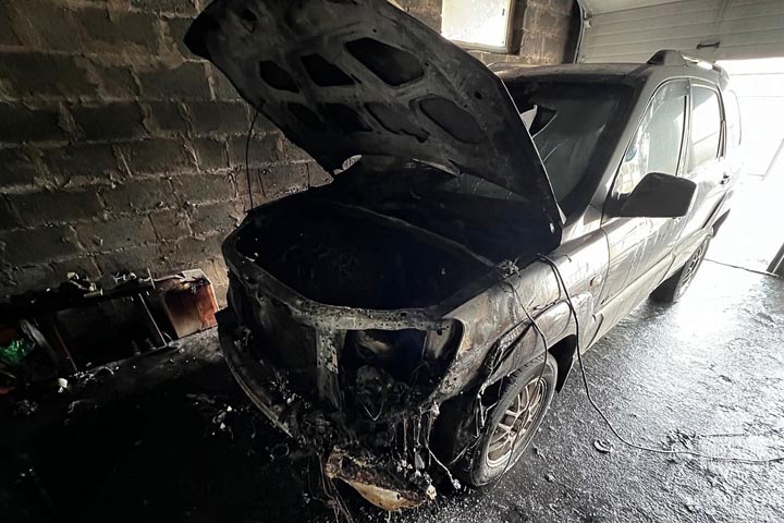 В Тепличном выгорел гараж вместе с автомобилем 