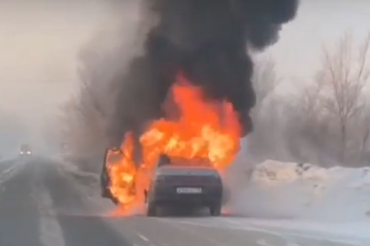 В Черногорске около авторынка загорелся автомобиль