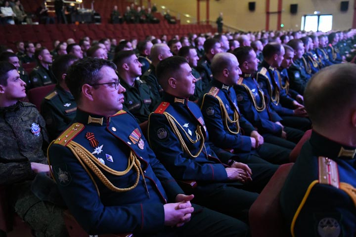 Юрий Курлаев поздравил военнослужащих части, дислоцирующейся в Хакасии