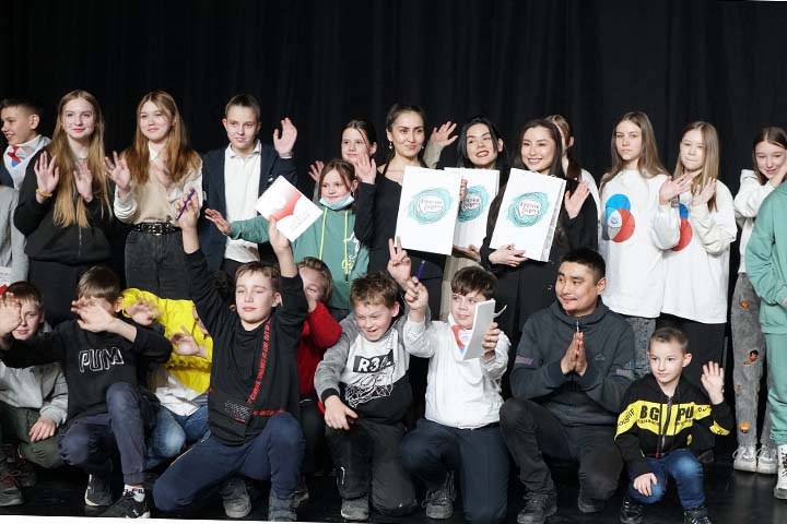 Артисты театра «Читiген» встретились со школьниками Хакасии