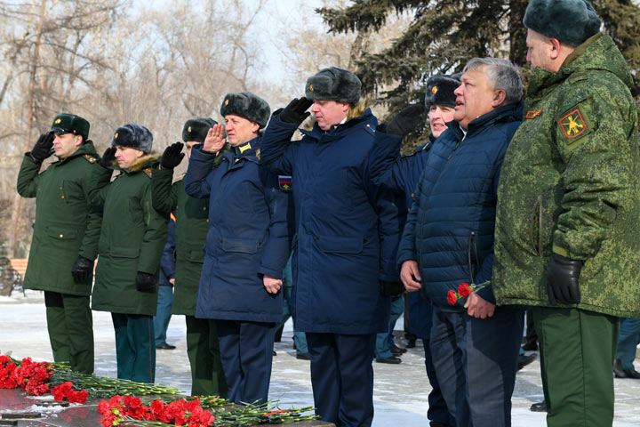 День защитника Отечества: в Хакасии отдали дань уважения подвигам погибших воинов