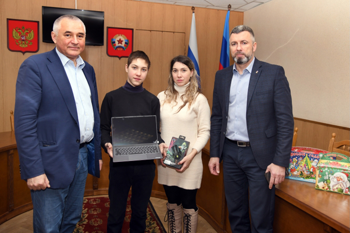 Сергей Комаров передал мальчику из ЛНР подарок от главы Хакасии