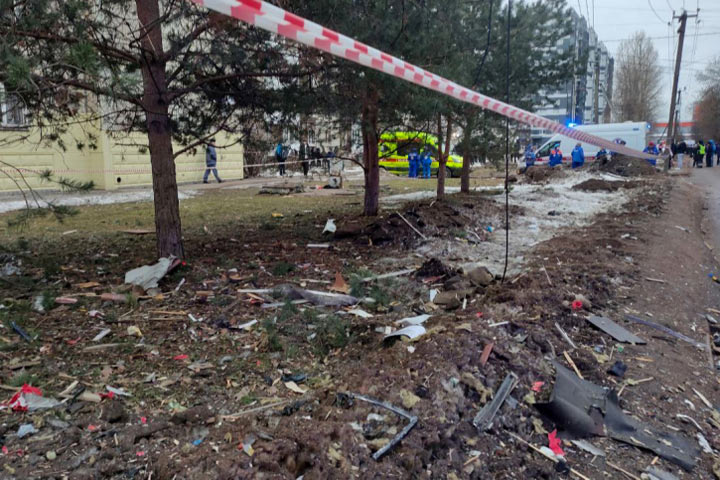 СМИ сообщают о взрыве в Петербурге после падения беспилотника