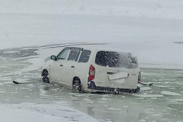 Иномарка провалилась под лед Красноярского водохранилища