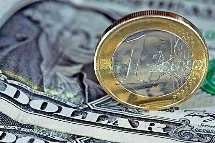 Эксперт сказал, стоит ли вкладываться в доллары и евро