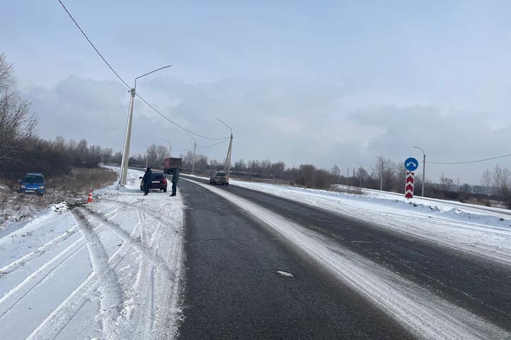 В Алтайском районе водитель не учел сложные дорожные условия и оказался в кювете