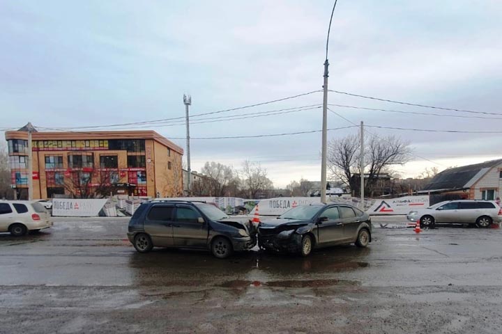 В Абакане по Чертыгашева произошла авария на смещенном перекрестке